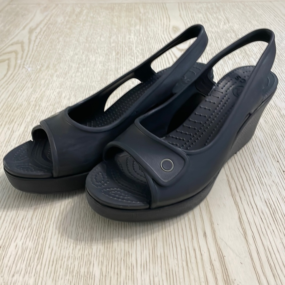Crocs Womens Havana Slingback Wedge Sandal (Black).
